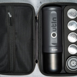 Outin Nano (Space grey) set - cestovní kávovar + ochranné pouzdro