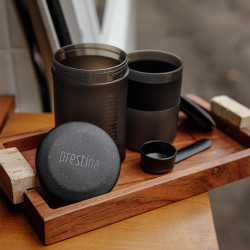 Wacaco Prestina (coal black) – přenosný kávovar s integrovaným šálkem