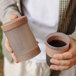 Wacaco Prestina (clay pink) – přenosný kávovar s integrovaným šálkem