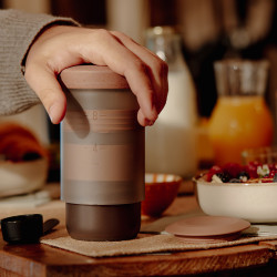 Wacaco Prestina (clay pink) – přenosný kávovar s integrovaným šálkem